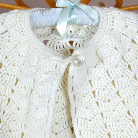 Vintage white hand crafted crochet cape - Picture 4 of 7
